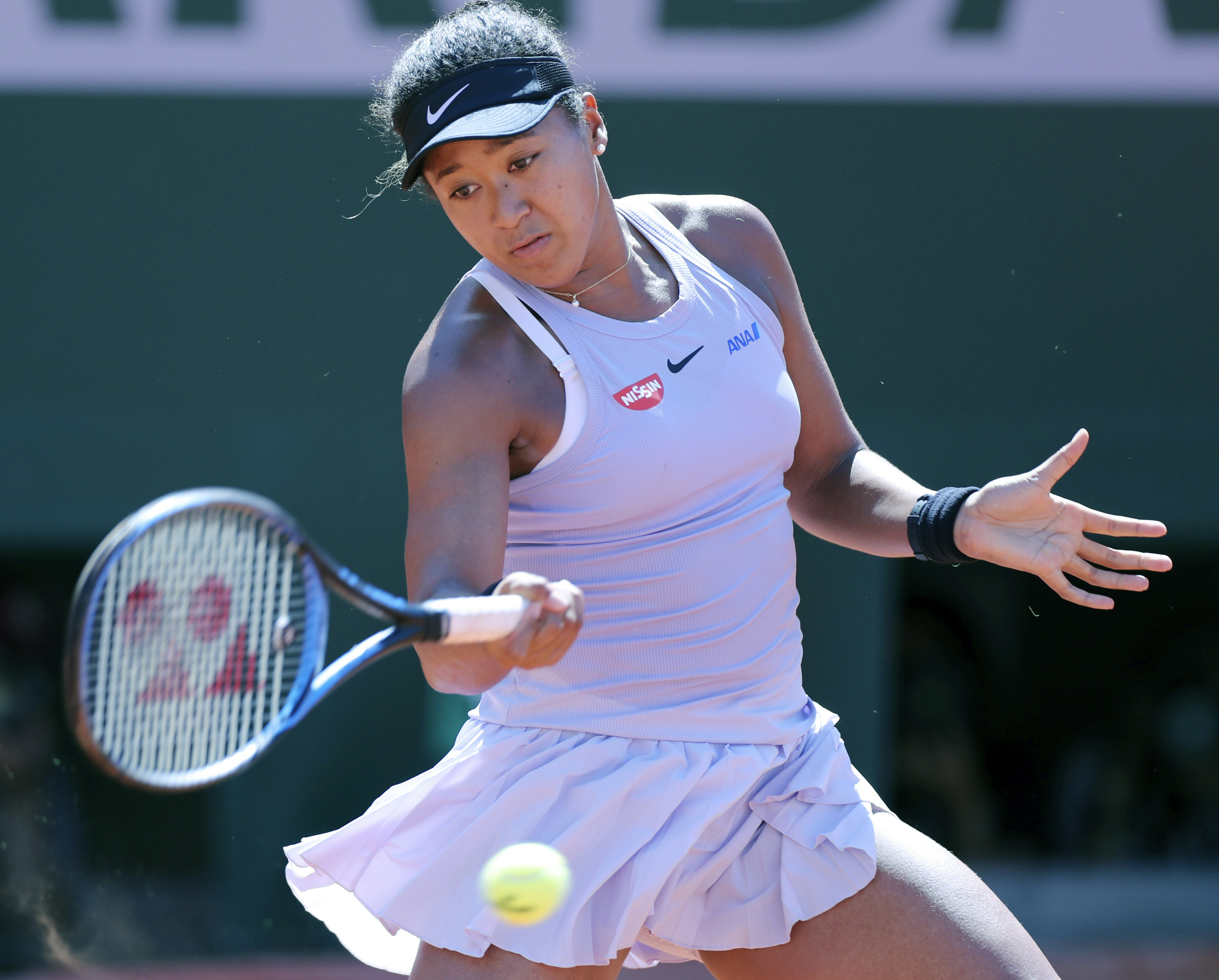 大坂直美回归赛场，问鼎冠军首场状态亮眼，勇士观众沸腾！